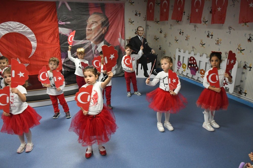 Kuşadası’nda Minikler Cumhuriyet Bayramı’nı Coşkuyla Kutladı