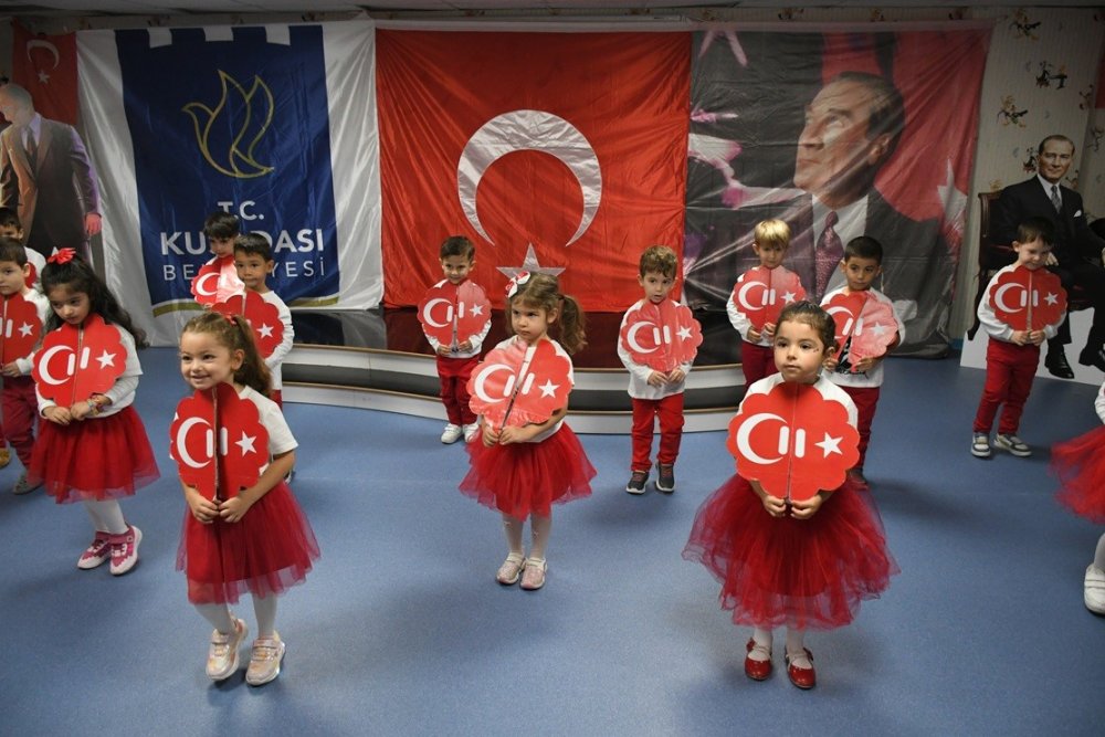 Kuşadası’nda Minikler Cumhuriyet Bayramı’nı Coşkuyla Kutladı